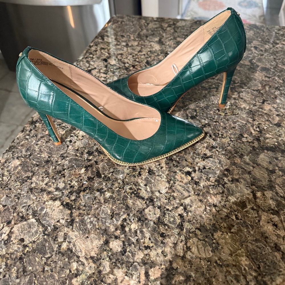 BGBG Dark Green Pumps